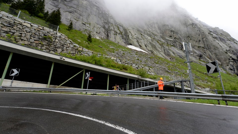 La via dad Andermatt a Göschnen resta serrada.