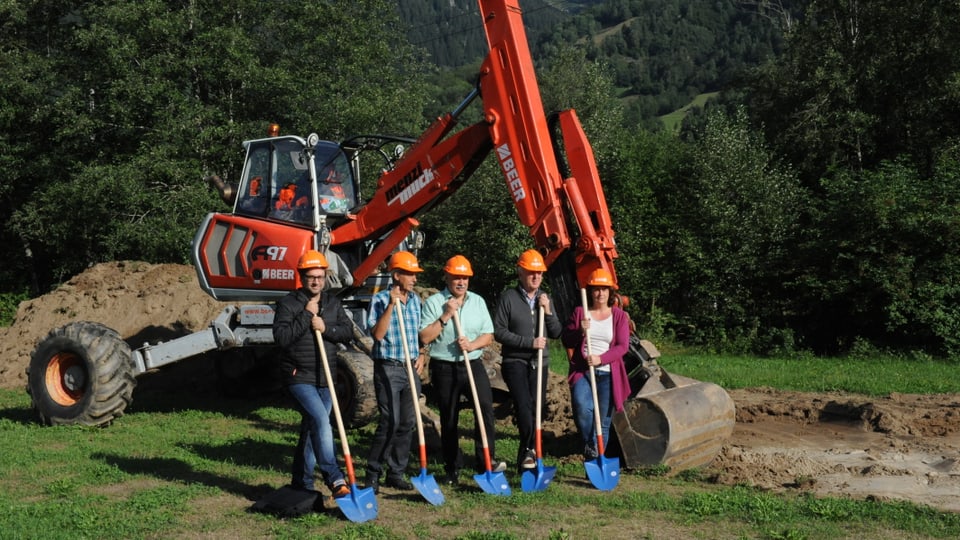 Iso Huonder (architect), Dumeni Tomaschett (pres. da vischnanca), Donat Nay, Hansueli Baier e Rita Wolf (cussegl d'administraziun)