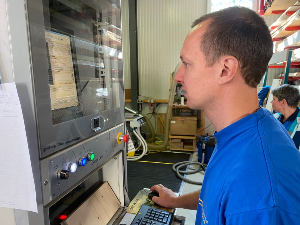 Ramon Collet davant il computer en la scrinaria Germann.