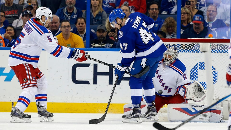 giugaders da hockey, in cun resti alv, entamez in cun resti blau