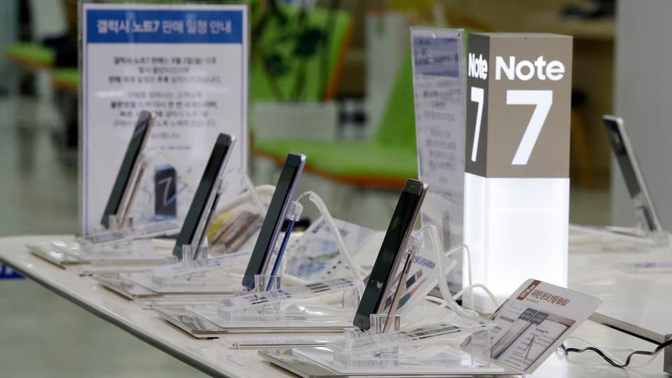 Quater telefonins da Samsung in dasper l'auter. 