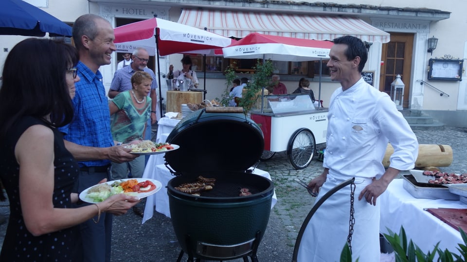 Stefan Trepp da Tusaun ha plaschair, da pudair grillar ad Andeer, nua che sia carriera sco cuschinier ha entschiet.