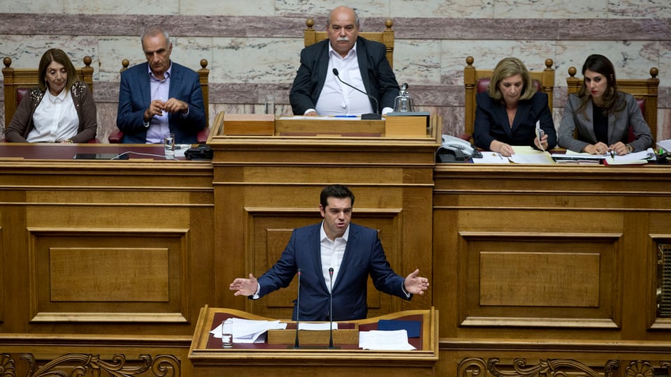 Alexis Tsipras discurra avant il parlament. 
