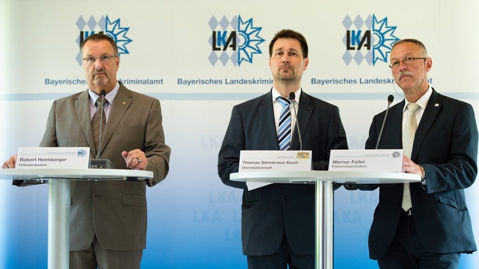 3 persunas en conferenza da medias