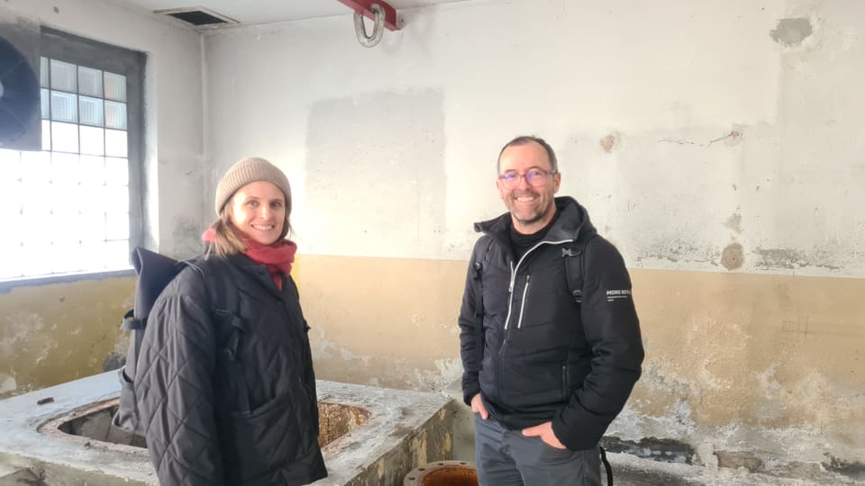 Flurina Spreiter und Daniel Schmid in den Räumlichkeiten wo das Jugendlokal entstehen soll. 