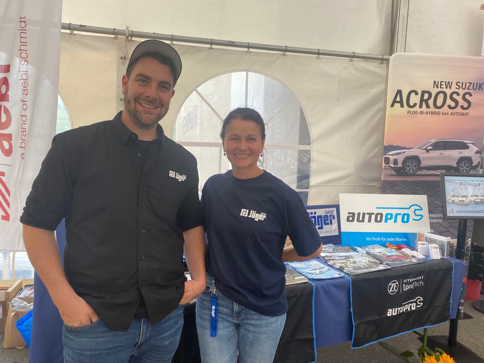 Adriano e Cecilia Jäger fan reclama per lur autos.