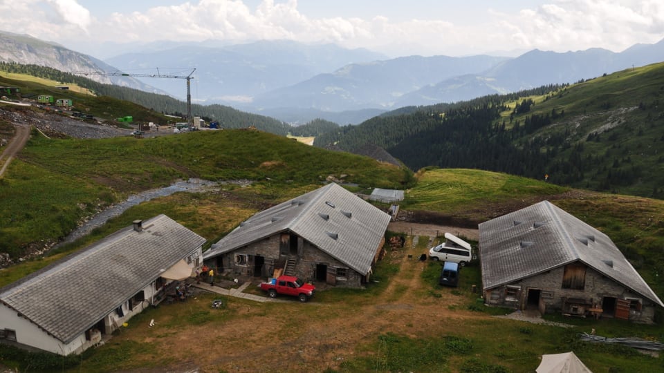 Plazzal da lavur dasper l'alp - la penduculara da la Siala vegn remplazzada. 