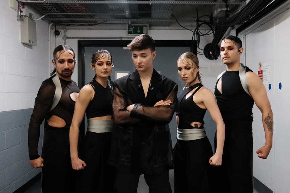 Remo Forrer im Backstage zusammen mit Tänzerinnen und Tänzer vor der Hauptprobe vom ESC 2023 in Liverpool.
