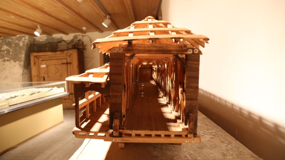 Model da la punt da lain veglia exponì en il Museum Regiunal Surselva.