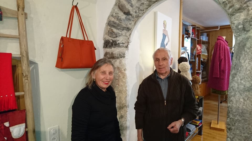 Renate Czerny, la possessura da la boutique (san.), e Hans Lutta (dre.).