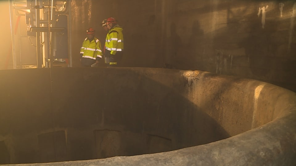 Lavurs d'inspecziun vi dal tumbin da la chombra d'aua cun ina profunditad da varga 230 meters.