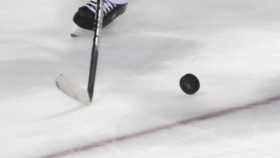 Vista sin in puc ed in bastun da hockey sin glatsch.