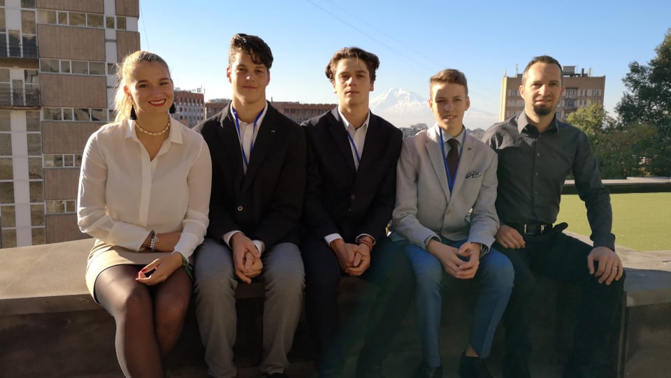 Da sanestra: Michèle Steiger, Corsin Häfner, Serafin Wieland, Andrea Stifel e magister Kurt Gritsch