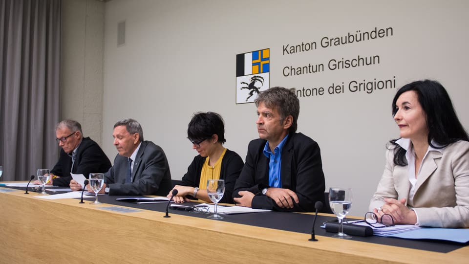 Preschents a la conferenza da pressa eran: Purtret da las persunas numnadas avant durant la conferenza da pressa.