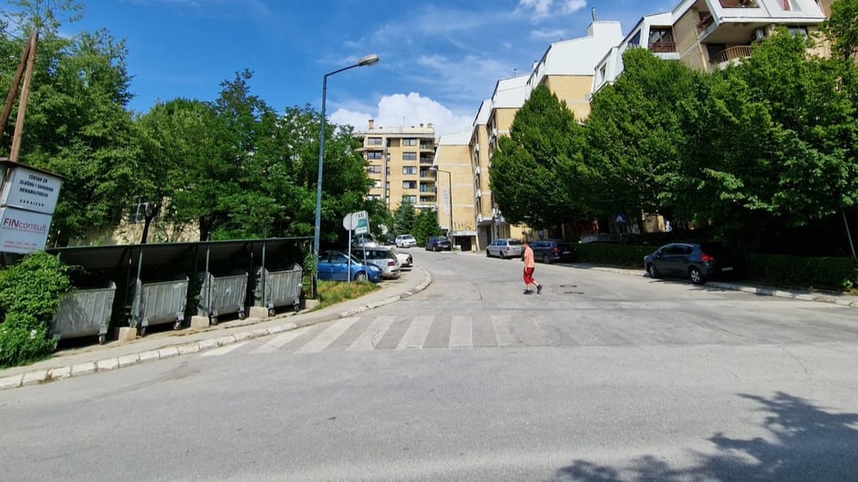 Ir per aua sut privel da vita Da questa curta via enfin la chasa entamez stueva Amina currer zick-zack sut il privel da vegnir sajettada da snipers.