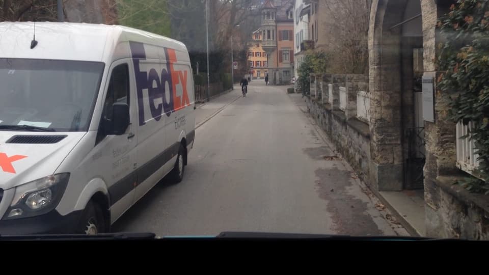 in camiun da FedEx blochescha la via per il busin da Cuira.
