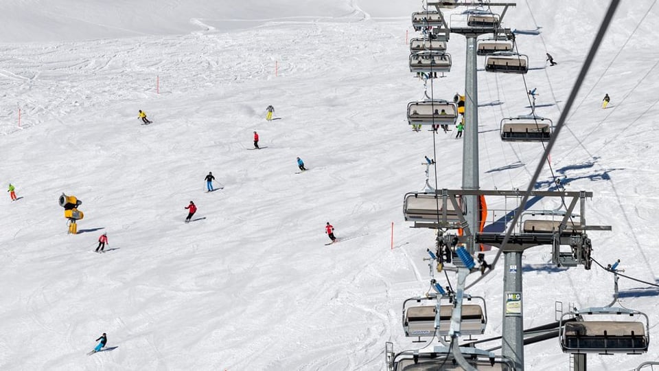 Territori da skis a Tavau - ins vesa la sutgera e bleras persunas che van cun skis sutor