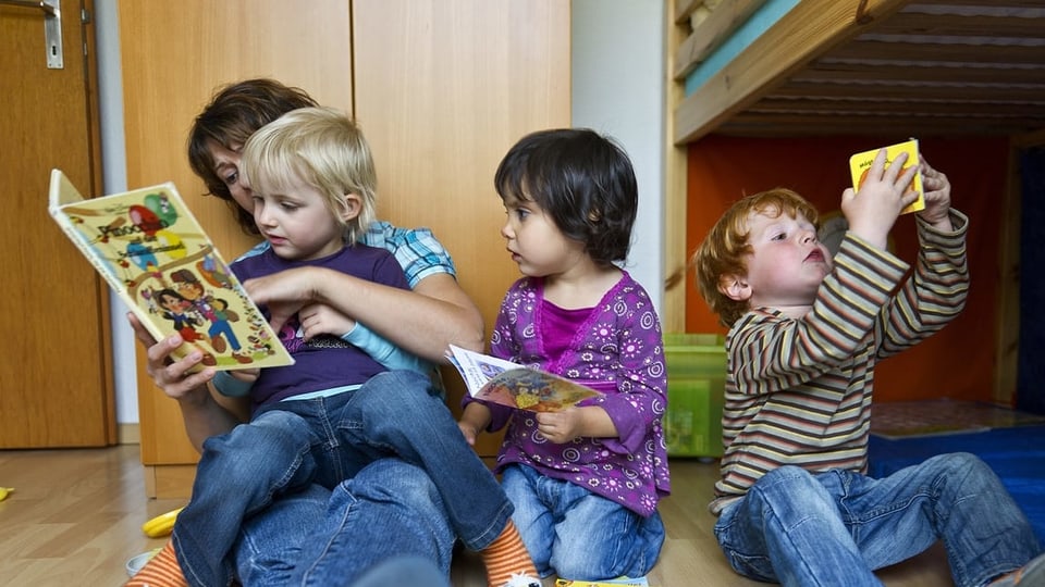 Ina educatura raquinta ina istorgia a trais uffants.