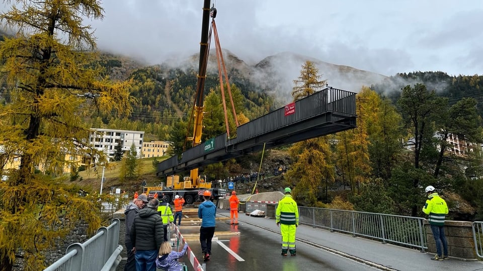 Mit einem Kran wird der Schwebebalken über die Schlucht plazziert