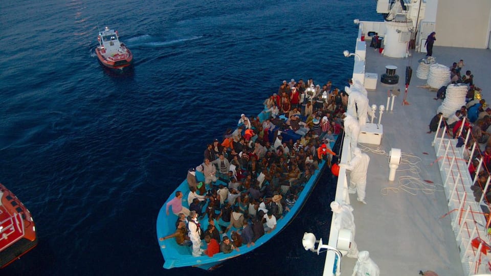 Il maletg mussa il salvament da fugitivs tras la guardia costala da l'Italia, ils 29 da mars 2016.