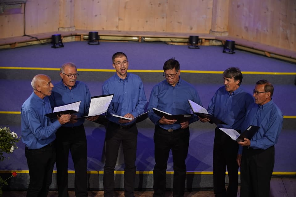 En sis han ils Grischs chantà en la baselgia San Luzi.