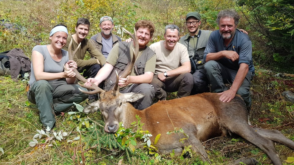La gruppa da Cungieri cun agid da chatschaders collegas. Da sanester: Andrea Cavegn-Beer, Ursin Decurtins, Renato Monn, Pieder Hendry, Pio Hendry, Andreas Deflorin e Gabriel Monn.