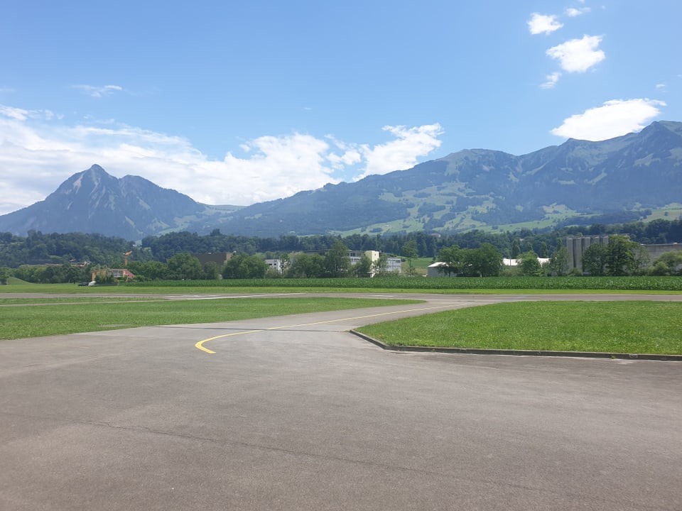 Ina pista d'atterrar e davos ina culissa da muntogna.