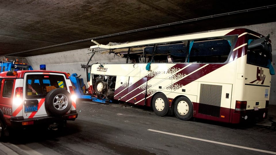 accident en in tunnel, auto da pumpiers da vart sanestra, in bus donnegià ferm da vart dretga