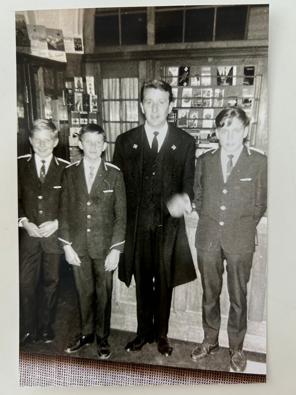 Sepp Bergamin als concierge, daneben die Portiers.