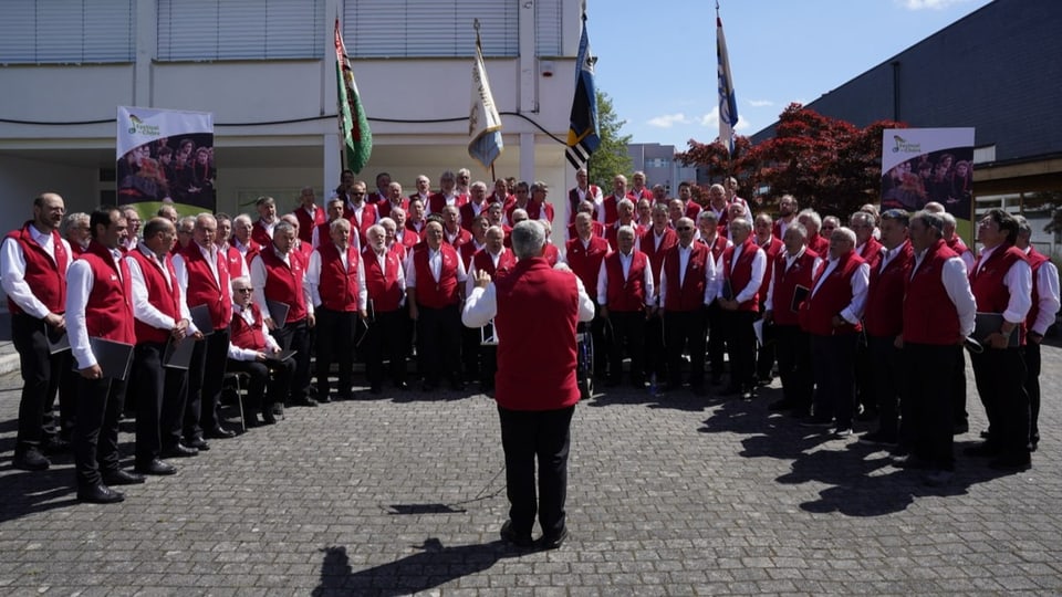 Il chor dal parc naziunal dat concert sin in plaz en la citad.