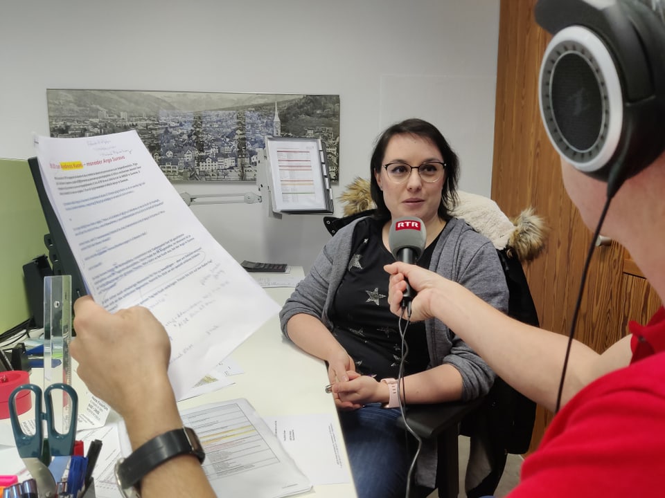 Stefanie Tiefenthal, administraziun cun il microfon