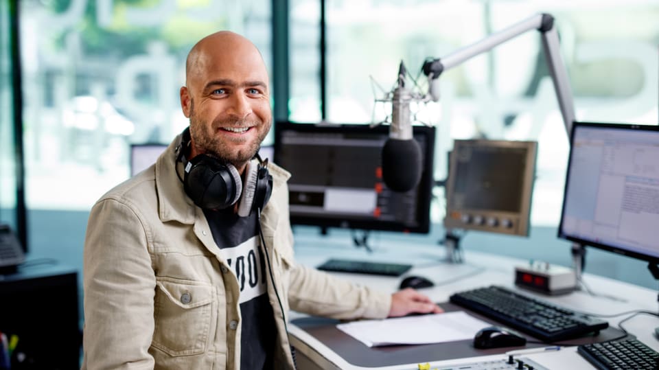 Noss moderatur Tobi Valär en il studio da moderaziun dal Radio Rumantsch.