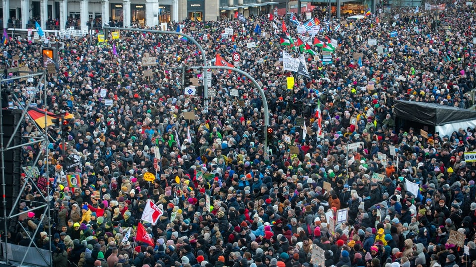 Kundgebung gegen AfD und Rechtsextremismus in Hamburg.