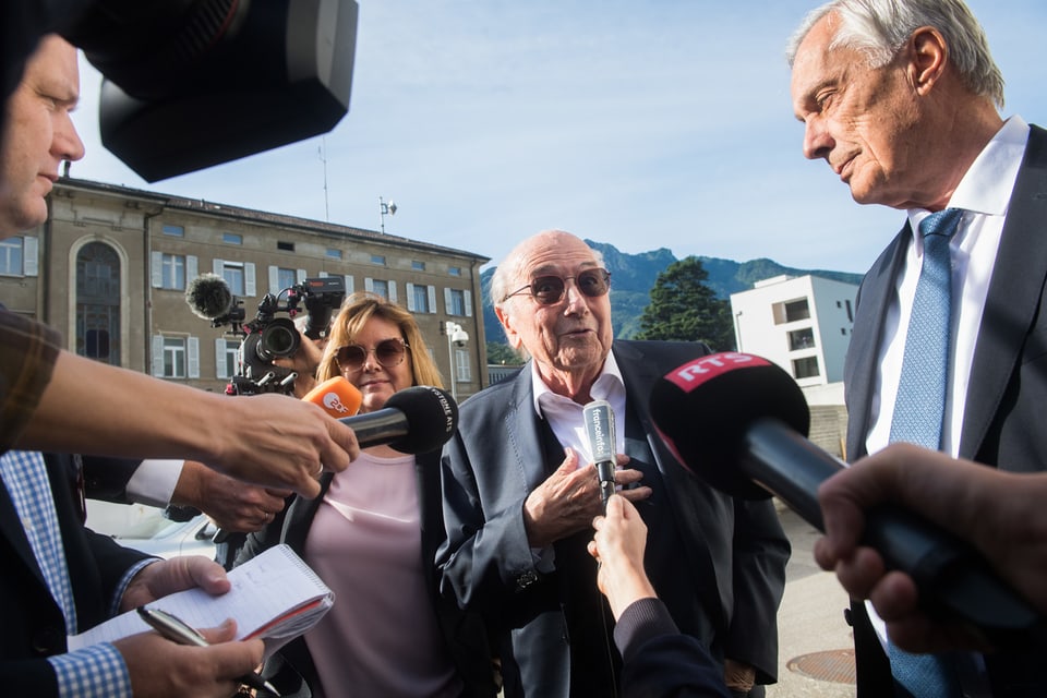 purtret da Blatter ch'arriva al Tribunal a Bellinzona. 