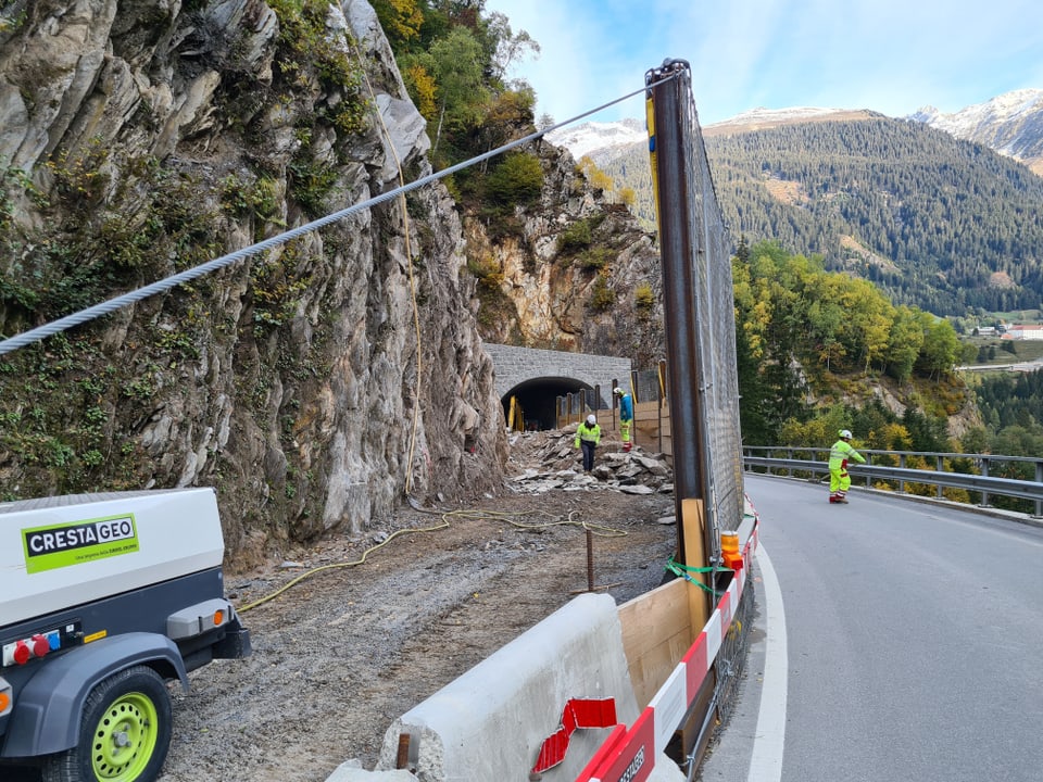 Il plazzal suenter il tunnel Chaschlatsch. 