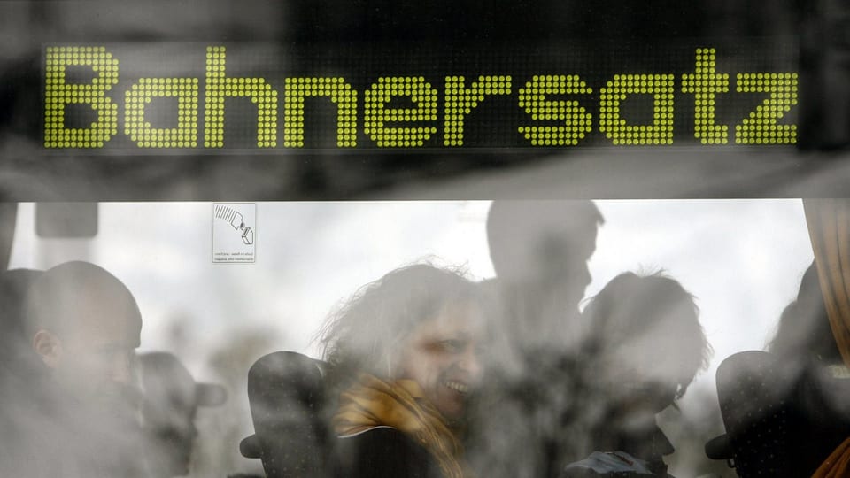 L'inscripziun "Bahnersatz" sin in auto da posta.
