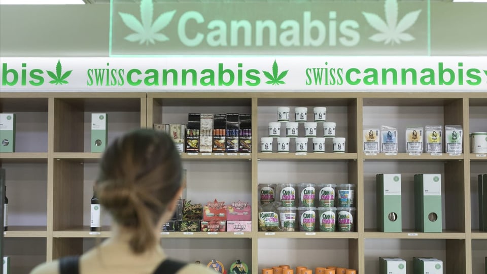 purtret dad ina stizun cun regals che mussan dapertut il fegl da cannabis.