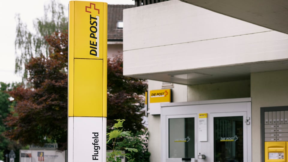 Filiala da posta da dadora cun placat e caums postals.