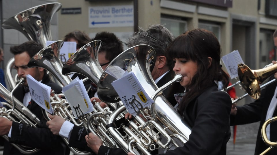 Ina giuvna musicanta che suna eufonium.