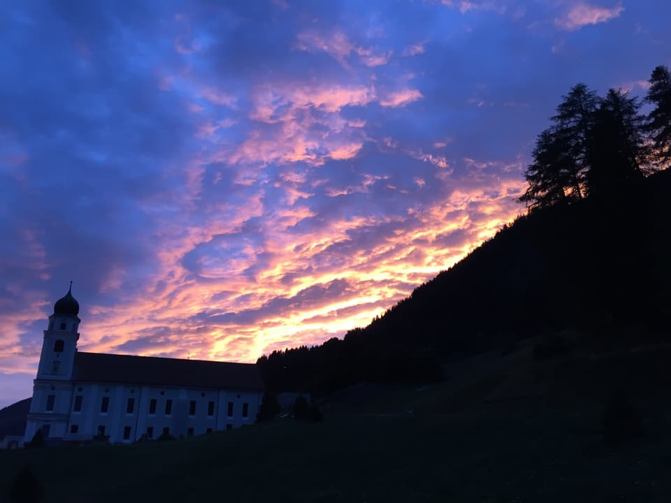 Il tschiel cun in bel muster da nivels ed la glisch che dat viaden ina bella glisch.