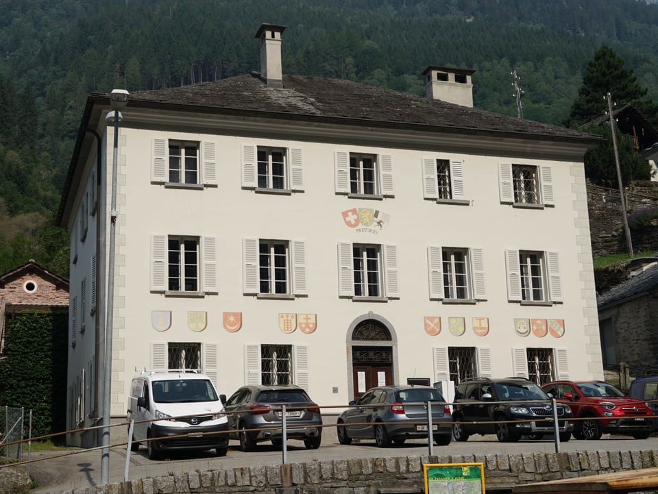 En la chasa communala da Calanca vegnan installadas ils biros da la direcziun dal parc natiral, quai en ils biros dal circul ch'è vegnì schlià. 