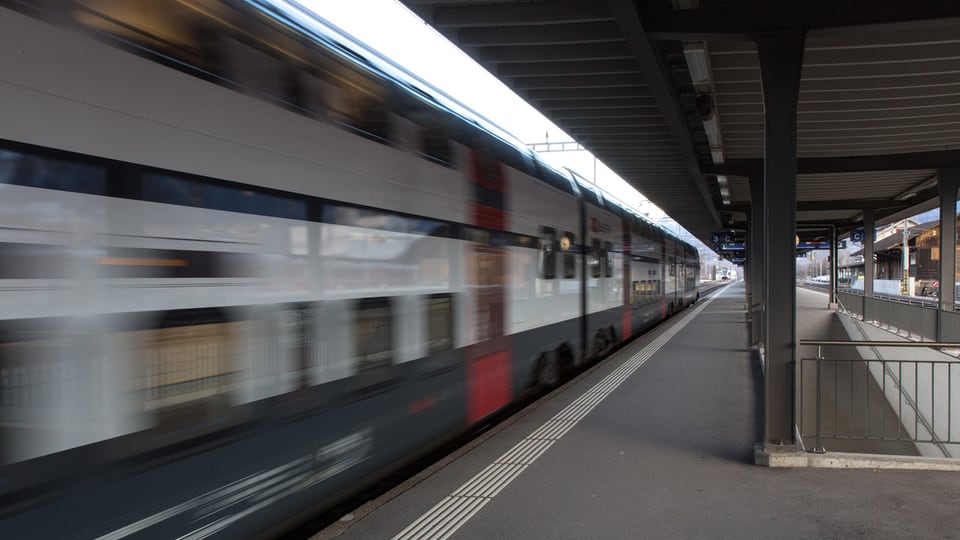 Tren en la staziun da Landquart.