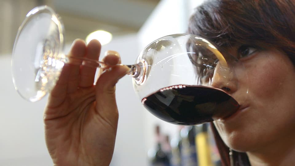 Dunna che baiva vin cotschen ord in glas da vin. 