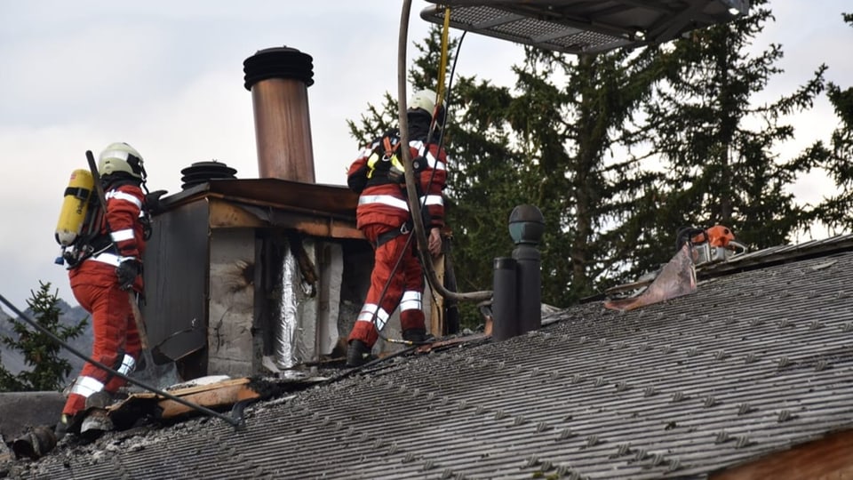 Ils pumpiers stizzan il fieu.