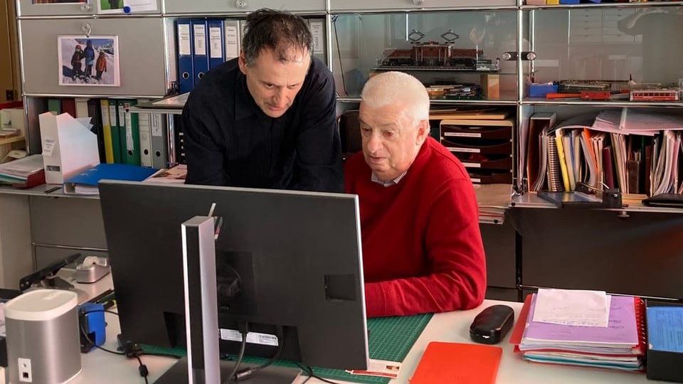 Flavio Huonder e Romano Plaz a guardar documents sin il computer.