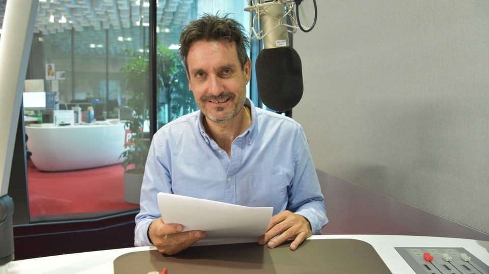purtret da Jürg Gautschi en il studio da RTR.