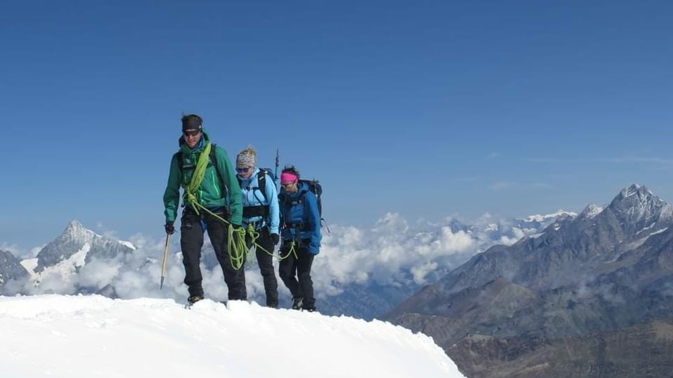 Marco Steinemann maina ina gruppa en muntogna.