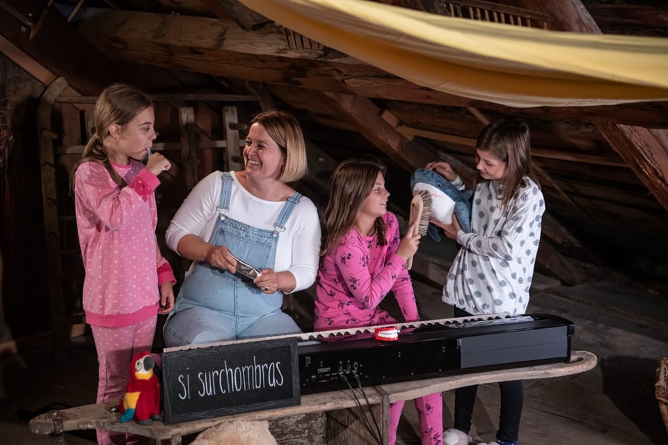 Kinderlieder auf Rätoromanisch: Flavia Walder singt mit den Kindern Lieder zum Thema Zähneputzen