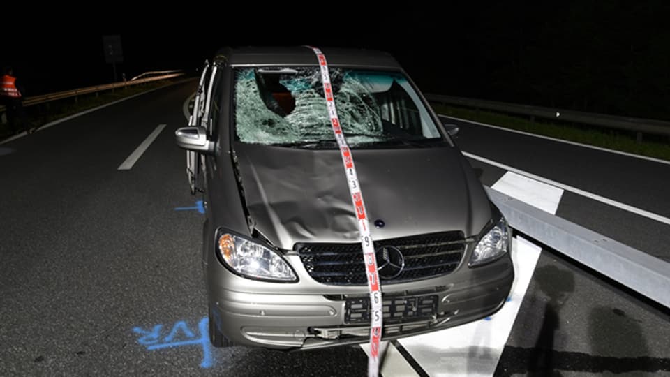 In mercedes cun viertgel dal motor e fanestra frontala demolida.
