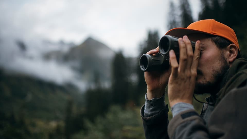Chatschadur cun binoculars.